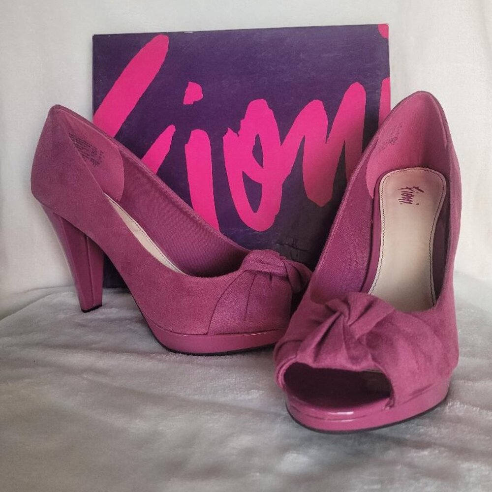 Fioni, size 9w, pink suede
